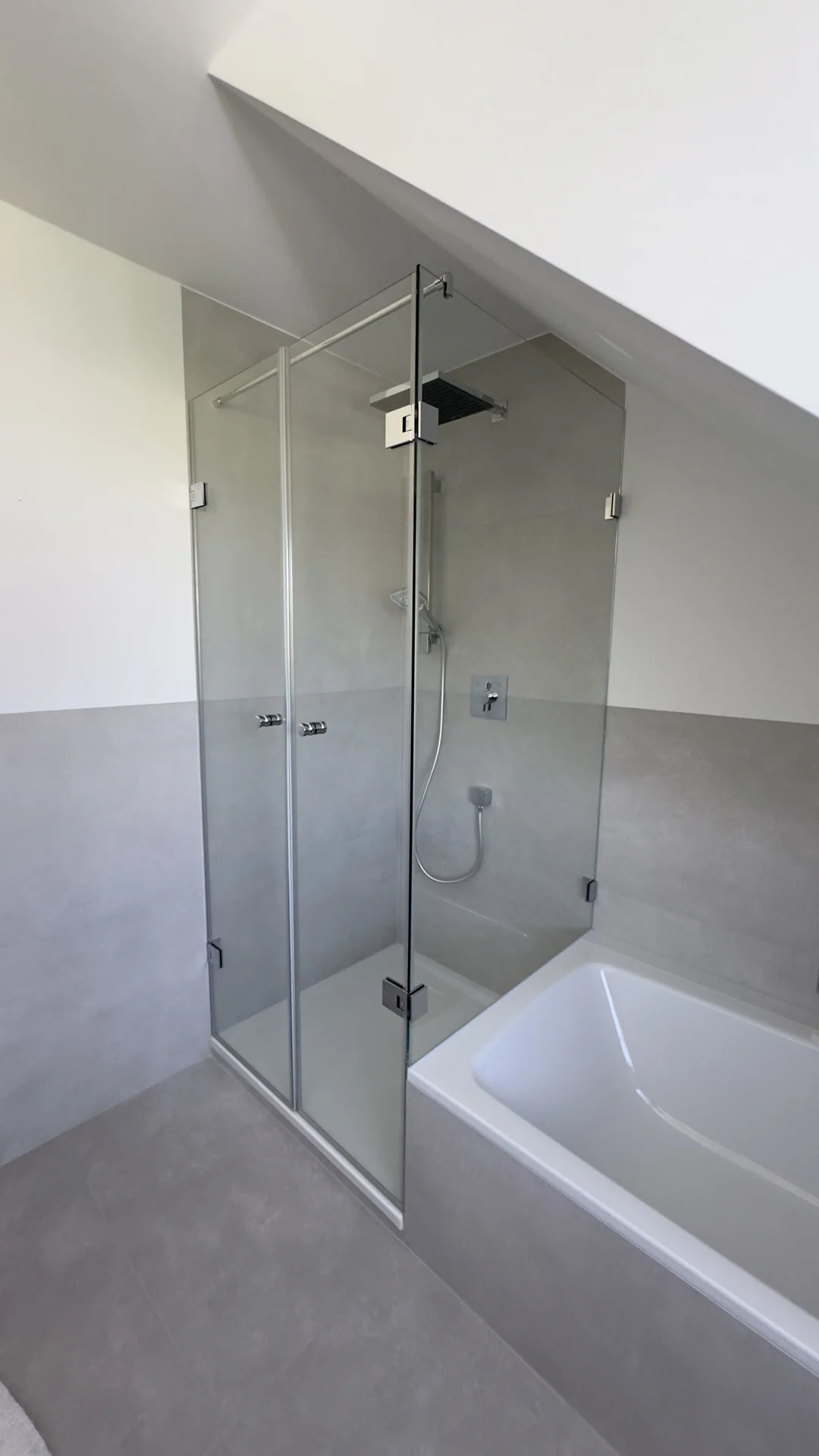Glasdusche neben der Badewanne